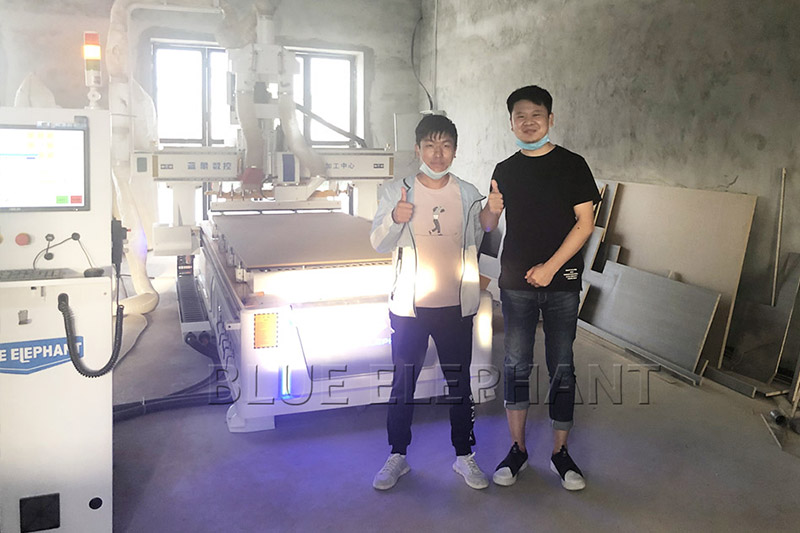 新疆伊犁XX家具廠訂購(gòu)板式家具生產(chǎn)線(xiàn)